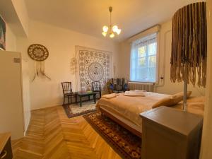 - une chambre avec un lit, une table et des chaises dans l'établissement Tilia Ház, à Salgótarján