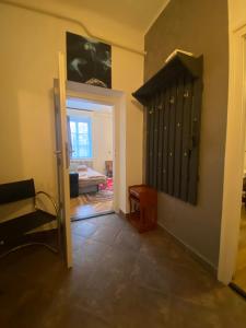um corredor com uma porta aberta para uma sala de estar em Tilia Ház em Salgótarján