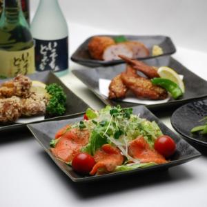 trois assiettes de denrées alimentaires sur une table avec des denrées alimentaires dans l'établissement Hotel Route-Inn Aizuwakamatsu, à Aizuwakamatsu