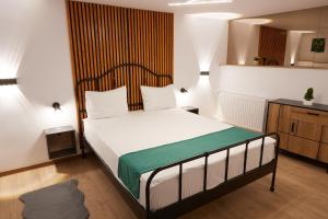 a bedroom with a bed with a wooden headboard at Giovi Central Apartment in Cluj-Napoca