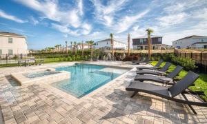 una piscina con tumbonas y una fuente en Encore Resort 11 Bedroom Vacation Home with Pool (2117), en Orlando