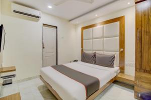 a bedroom with a large bed in a room at OYO Hotel Address Inn in Mumbai