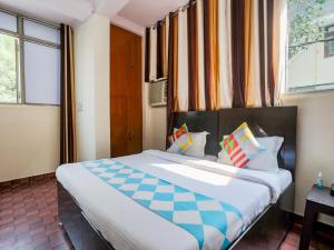 um quarto com uma cama grande num quarto em OYO Perfect Inn em Nova Deli