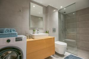Koupelna v ubytování Mylos Modern Apartments,By Idealstay Experience