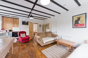 uma sala de estar com um sofá e uma mesa em Ash House Bed and Breakfast em Calverstown