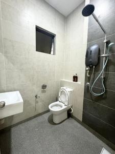 y baño con aseo, lavabo y ducha. en The Borneo Suite - For group of 6 en Kota Kinabalu
