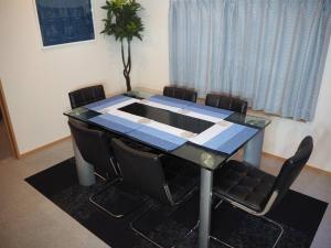 una sala de conferencias con mesa y sillas en Holiday Villa ボストン en Niigata