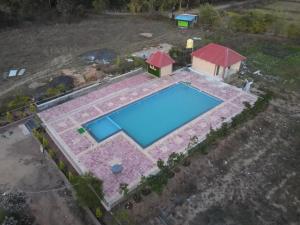 una vista aérea de una piscina en un patio en The Palash Vann Resort Madhya Pradesh, en Silāri