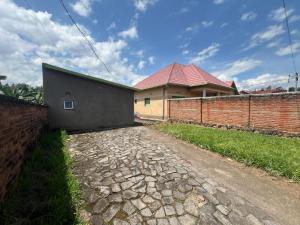 een huis met een stenen muur en een stenen weg bij Eco Escape Home in Ruhengeri