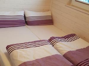 2 letti in una piccola camera con di Houseboat Hecht in Egernsund at the Marina Minde a Egernsund