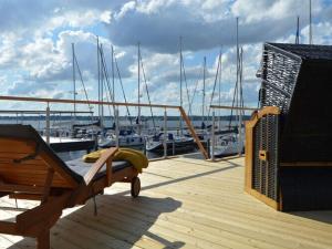 een houten terras met een bed op een boot bij Houseboat Hecht in Egernsund at the Marina Minde in Egernsund