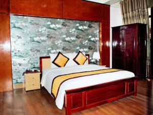 1 dormitorio con 1 cama grande y una pintura en la pared en Hải Vân Hotel - 488 Võ Nguyên Giáp, Điện Biên Phủ - by Bay Luxury en Diện Biên Phủ