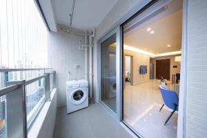 - Baño con lavadora y secadora en un edificio en Excellence International Apartment - Convention & Exhibition Center, en Shenzhen