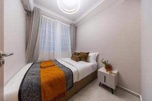 Un pat sau paturi într-o cameră la Excellence International Apartment - Convention & Exhibition Center