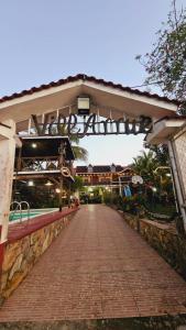 a walkway leading to a building with a basketball hoop at Chalet Villarrué, Izabalito in Izabal