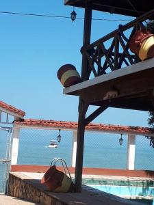 - une vue sur la piscine avec un bateau dans l'eau dans l'établissement Chalet Villarrué, Izabalito, à Izabal