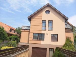 ein Haus mit einem Fenster an der Seite in der Unterkunft Lujza Apartman Gödöllő in Gödöllő