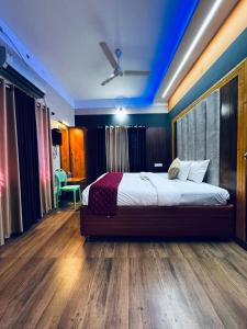 sypialnia z łóżkiem z niebieskim sufitem w obiekcie RAGAM RESORT w mieście Alappuzha