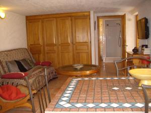 sala de estar con sofá y mesa en Agréable Location au coeur du vignoble DOMINICI THERESE, en Patrimonio