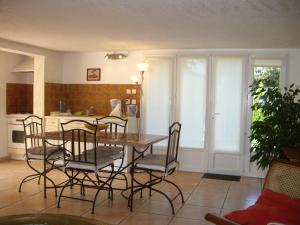 a kitchen and dining room with a table and chairs at Agréable Location au coeur du vignoble DOMINICI THERESE in Patrimonio