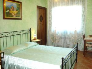 ヴィテルボにあるAgriturismo Montiglianoのベッドルーム1室(ベッド1台、大きな窓付)