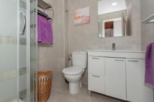 Un baño con inodoro, lavabo y ducha. en Apartamento en complejo de zonas ajardinadas-c11, en Ciutadella 18 fotos más