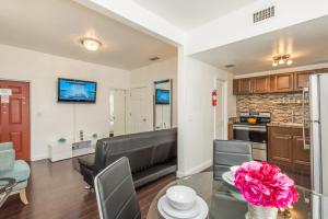 uma cozinha e sala de estar com mesa e cadeiras em Casa Gaby Apartments Part of the Oasis Casita Collection em Miami Beach