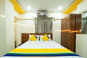 Postel nebo postele na pokoji v ubytování Itsy Hotels Anand Executive, Near Amanora