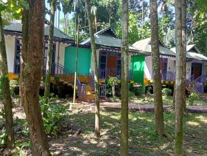 una casa en medio del bosque en Sylvan Retreats, en Lataguri