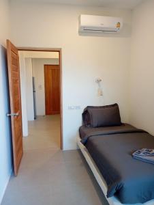 sypialnia z łóżkiem i drzwiami do korytarza w obiekcie Crocus Garden w mieście Haad Yao