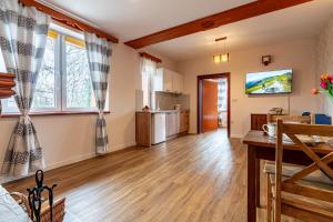 Kuchyňa alebo kuchynka v ubytovaní Apartamenty pod Słońcem