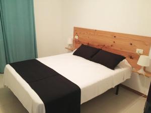 Łóżko lub łóżka w pokoju w obiekcie Apartamentos Bernat 3000