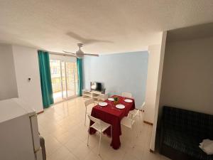 Telewizja i/lub zestaw kina domowego w obiekcie Apartamentos Bernat 3000