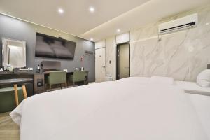Pokój hotelowy z dużym łóżkiem i telewizorem w obiekcie Deagu Hotel Rubato RB w mieście Daegu