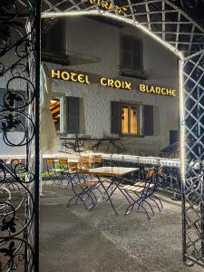 a mirror in front of a hotel group barbecue at Hotel La Croix Blanche - Bassecourt 