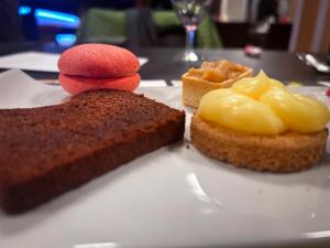 une assiette avec deux tranches de pain sur une table dans l'établissement Hotel La Croix Blanche - Bassecourt, 