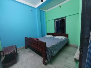 a bedroom with a bed with blue and green walls at Nona Mati Lodge in Gosāba
