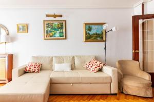 - un salon blanc avec un canapé et une chaise dans l'établissement Terraza Playa y calle peatonal ESS03377, à Saint-Sébastien