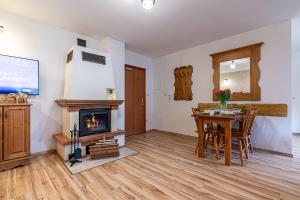 Televízia a/alebo spoločenská miestnosť v ubytovaní Apartamenty pod Słońcem