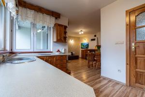 Televízia a/alebo spoločenská miestnosť v ubytovaní Apartamenty pod Słońcem