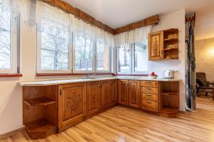 Kuchyňa alebo kuchynka v ubytovaní Apartamenty pod Słońcem