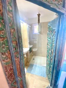 Habitación con vistas a un baño con ducha y lavabo. en Les Terrasses de Lô en Bormes-les-Mimosas