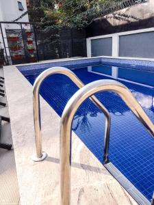 una piscina con azulejos azules en su lateral en Address hotel and towers Abuja, en Abuja