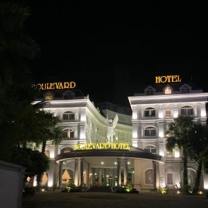 un hotel bianco con un cartello dell'hotel sopra di Boulevard Phú Quốc PQ - by BAY LUXURY a Phu Quoc