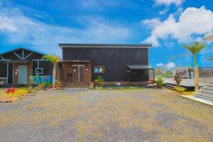 奄美市にあるKAITerrace - Vacation STAY 08722vの私道とヤシの木がある黒い家