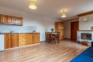 Kuchyňa alebo kuchynka v ubytovaní Apartamenty pod Słońcem
