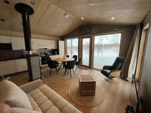 ein Wohnzimmer mit einem Sofa und einem Tisch in der Unterkunft Naali in Kilpisjärvi