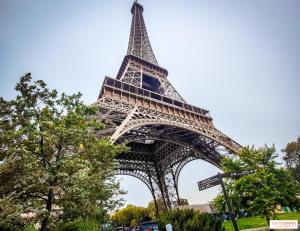a view of the eiffel tower in paris at Maison Paris, Vallée Village, Disney & Astérix in Chelles +6 photos