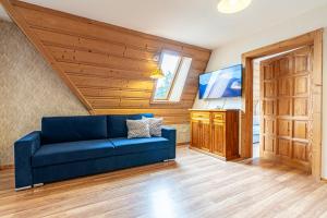 Televízia a/alebo spoločenská miestnosť v ubytovaní Apartamenty pod Słońcem