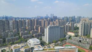 een luchtzicht op een stad met hoge gebouwen bij UrCove by HYATT Hangzhou Riverside CBD in Hangzhou